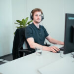 Bild von Lars Kartaun Battery Operations Manager bei ju:niz Energy an seinem Schreibtisch